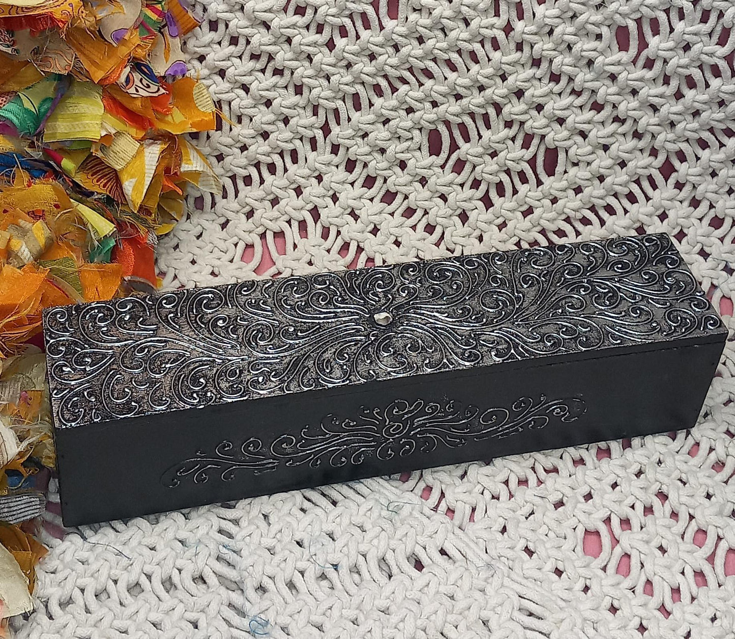 CAJA DE MADERA ARTESANALMENTE TALLADA Y PINTADA A MANO CON FILIGRANAS.ENVÍO GRATIS SIN PEDIDO MÍNIMO.