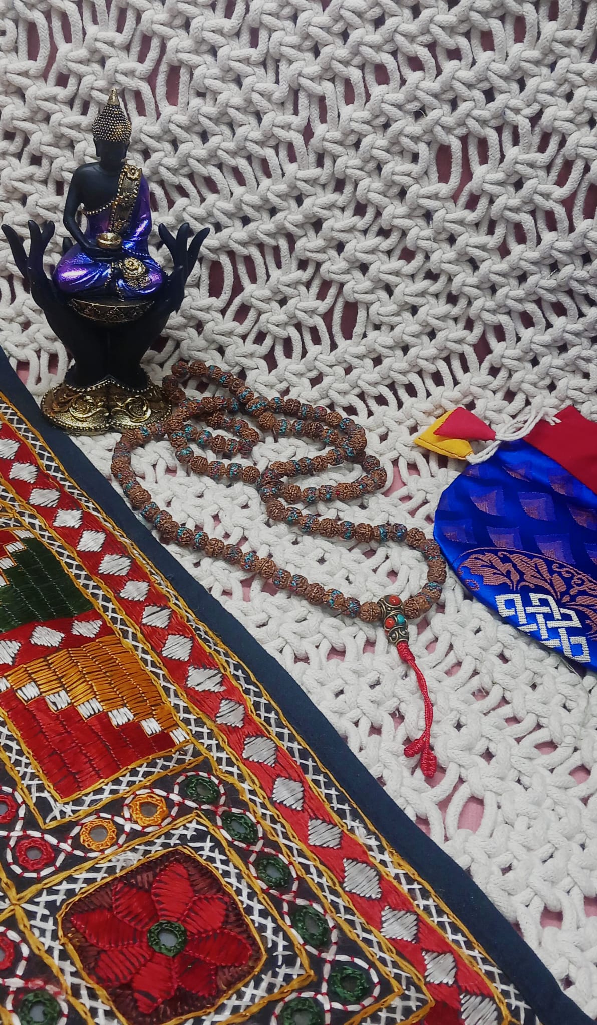 JAPAMALA de Rudraksha, la semilla sagrada hindú, con incrustaciones de piedras y metal.Este collar es una pieza espiritual con fuerza, equilibrio y tradición.ENVÍO GRATIS SIN PEDIDO MÍNIMO.