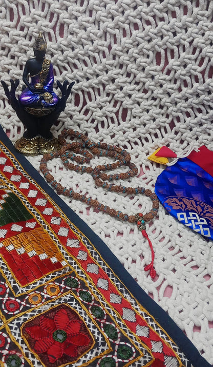 JAPAMALA de Rudraksha, la semilla sagrada hindú, con incrustaciones de piedras y metal.Este collar es una pieza espiritual con fuerza, equilibrio y tradición.ENVÍO GRATIS SIN PEDIDO MÍNIMO.