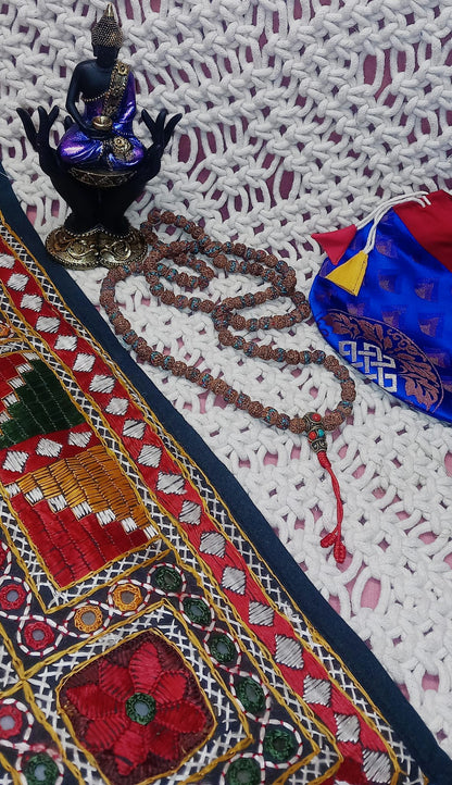 JAPAMALA de Rudraksha, la semilla sagrada hindú, con incrustaciones de piedras y metal.Este collar es una pieza espiritual con fuerza, equilibrio y tradición.ENVÍO GRATIS SIN PEDIDO MÍNIMO.