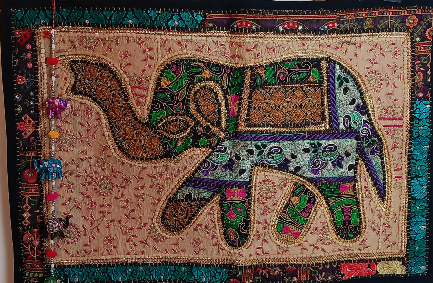 TAPIZ PATCHWORK 90X60CM CONFECCIONADO ARTESANALMENTE EN INDIA PORQUE TU ESPACIO MERECE VESTIR ARTE!ENVÍO GRATIS SIN PEDIDO MÍNIMO.