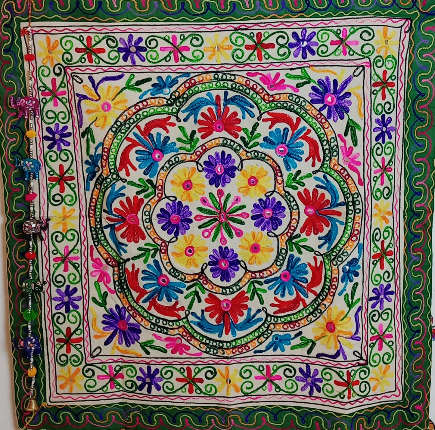 TAPIZ BORDADO A MANO JOYA TEXTIL CON ALMA BOHEMIA HECHA EN INDIA.ENVÍO GRATIS SIN PEDIDO MÍNIMO.