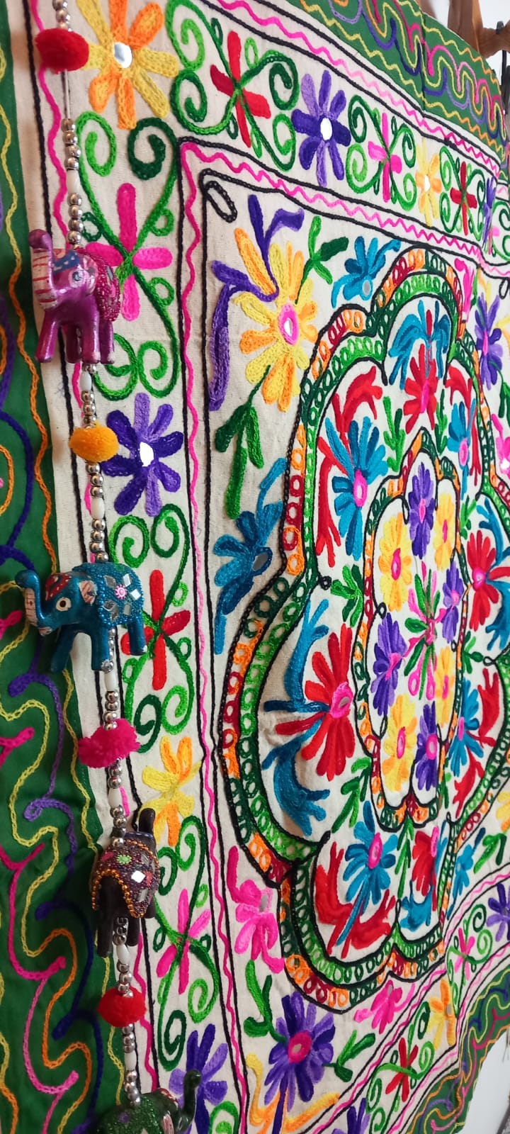 TAPIZ BORDADO A MANO JOYA TEXTIL CON ALMA BOHEMIA HECHA EN INDIA.ENVÍO GRATIS SIN PEDIDO MÍNIMO.