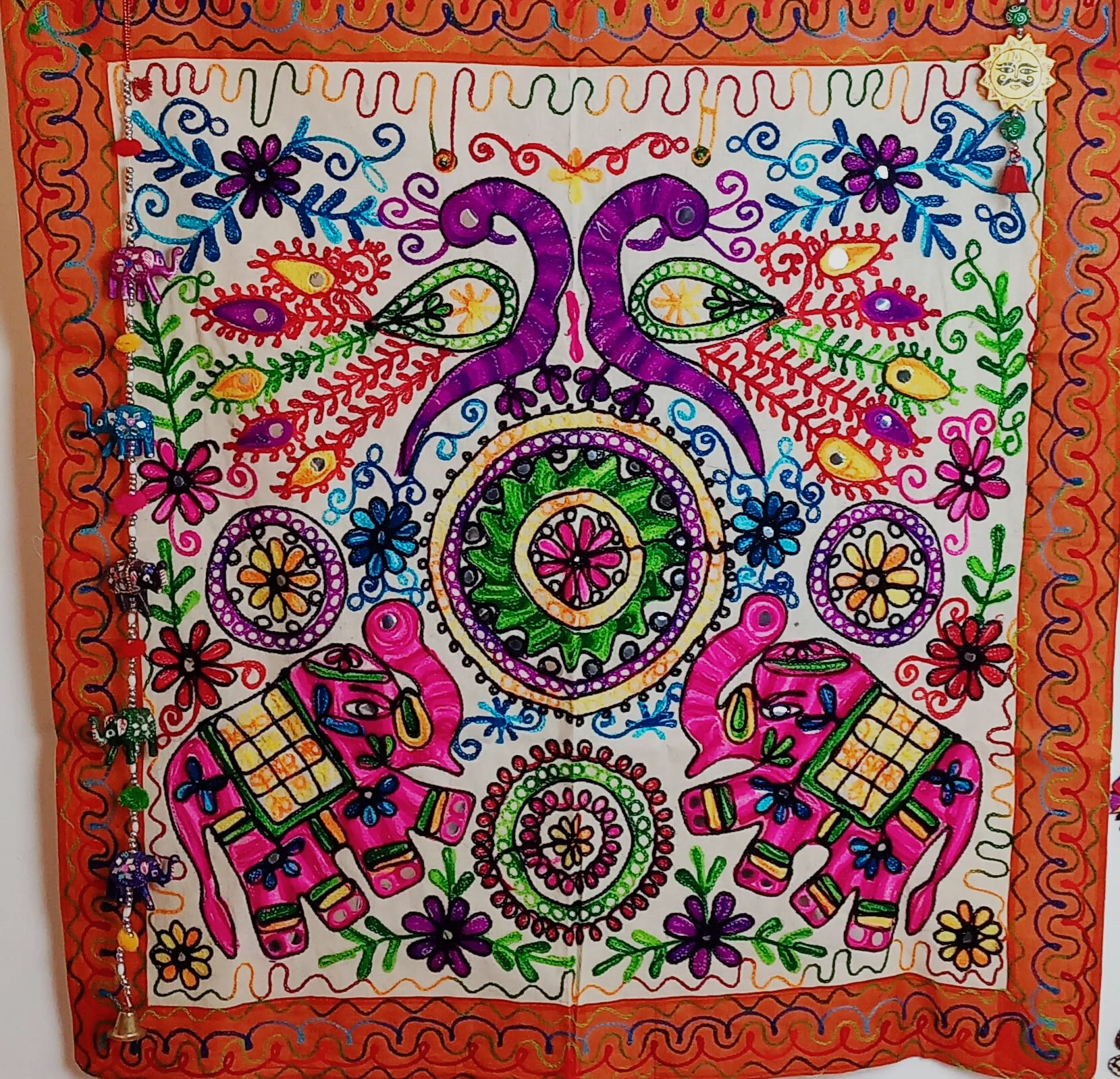 TAPIZ TEXTIL 90X90CM CON SÍMBOLO DE PROTECCIÓN,SABIDURÍA Y FORTUNA. BELLEZA ARTESANAL A MANO EN INDIA.ENVÍO GRATIS SIN PEDIDO MÍNMO