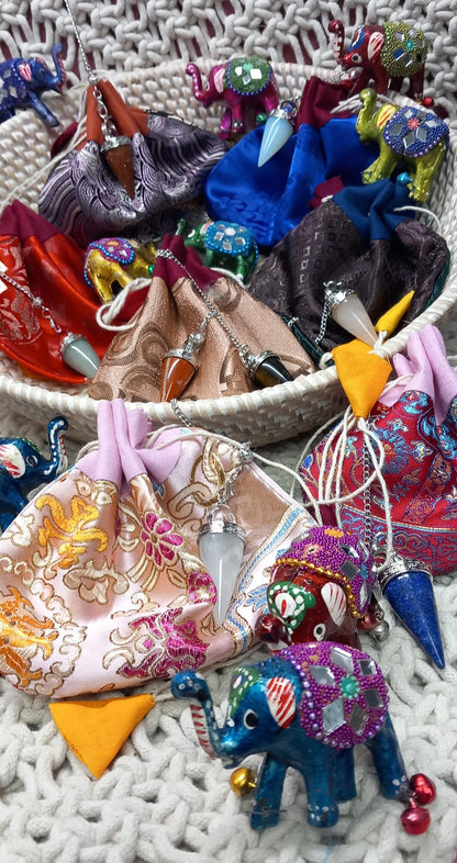 Péndulo CUARZO CRISTAL,sanador y liberado de energía.  **INCLUYE BOLSA DE NEPAL HECHA A MANO EN LOS HIMALAYAS**ENVÍO GRATIS SIN PEDIDO MÍNIMO.