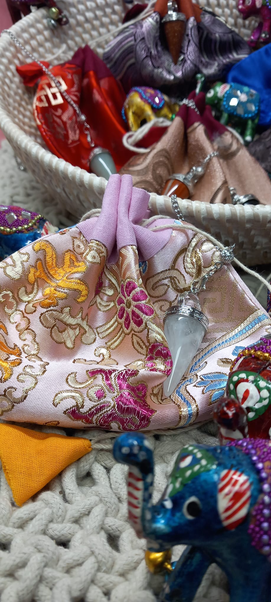 Péndulo CUARZO CRISTAL,sanador y liberado de energía.  **INCLUYE BOLSA DE NEPAL HECHA A MANO EN LOS HIMALAYAS**ENVÍO GRATIS SIN PEDIDO MÍNIMO.