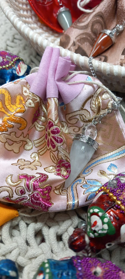 Péndulo CUARZO CRISTAL,sanador y liberado de energía.  **INCLUYE BOLSA DE NEPAL HECHA A MANO EN LOS HIMALAYAS**ENVÍO GRATIS SIN PEDIDO MÍNIMO.
