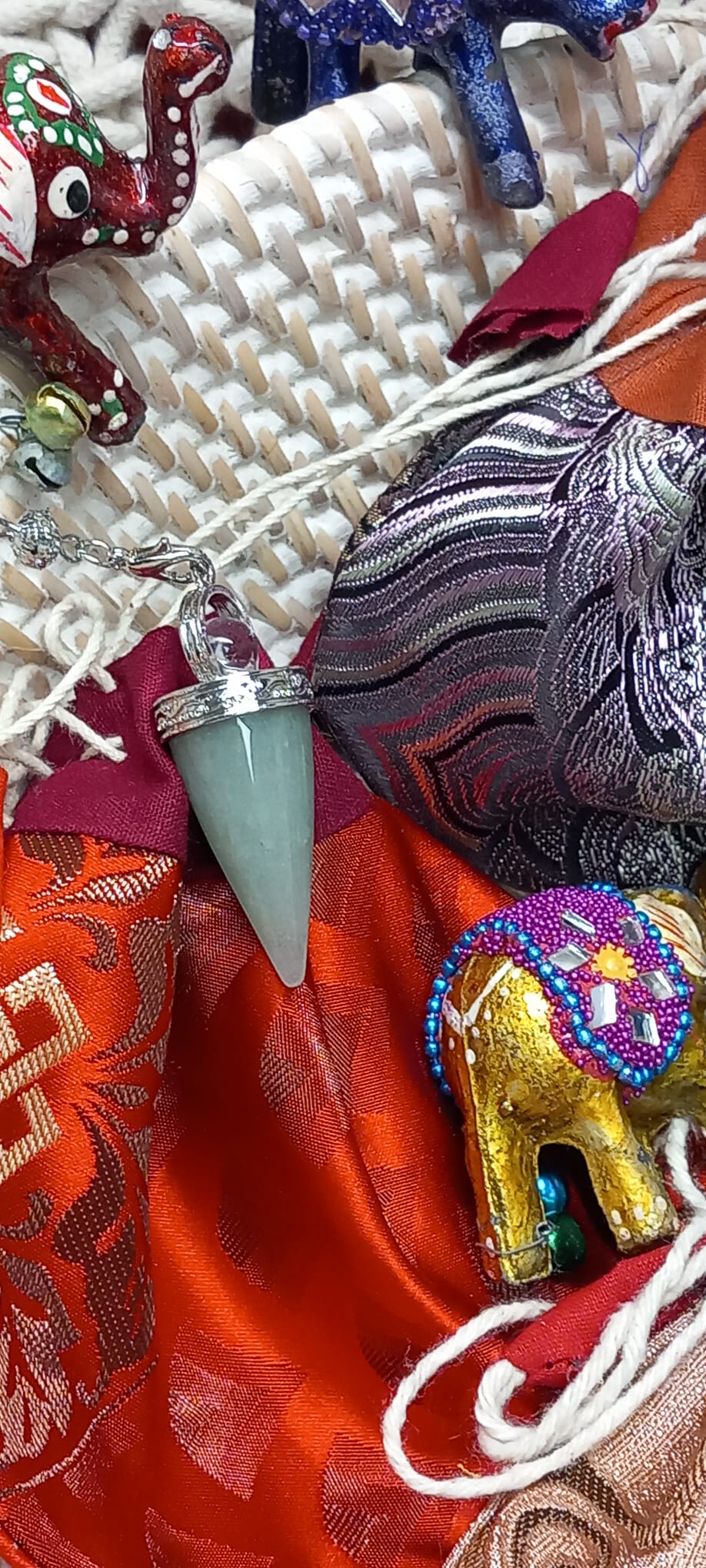 Péndulo AVENTURINA,suerte y prosperidad. **INCLUYE BOLSA DE NEPAL HECHA A MANO EN LOS HIMALAYAS**ENVÍO GRATIS SIN PEDIDO MÍNIMO.