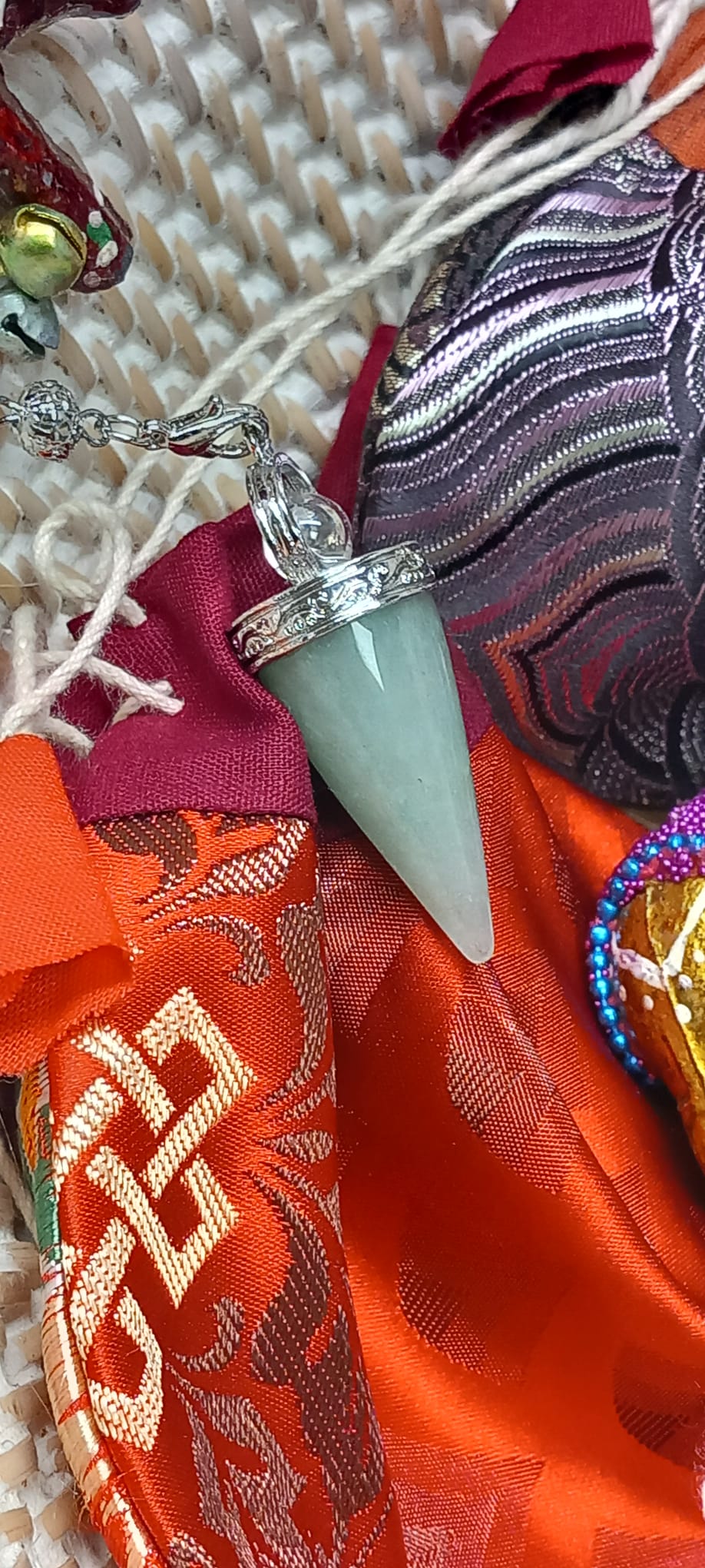 Péndulo PIEDRA LUNA,confianza y seguridad. **INCLUYE BOLSA DE NEPAL HECHA A MANO EN LOS HIMALAYAS**ENVÍO GRATIS SIN PEDIDO MÍNIMO.