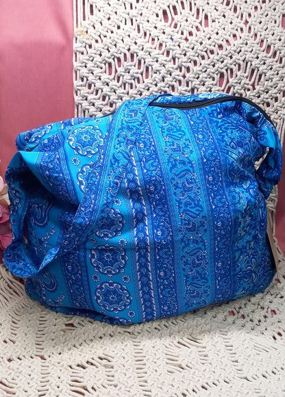 Bolso hecho a mano en India en seda saree de primera calidad.Ideal para escapada, fin de semana,playa,montaña, gimansio...Con cremallera.Modelo Agra Blue.