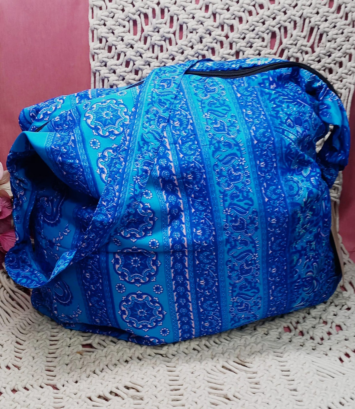 Bolso hecho a mano en India en seda saree de primera calidad.Ideal para escapada, fin de semana,playa,montaña, gimansio...Con cremallera.Modelo Agra Blue.
