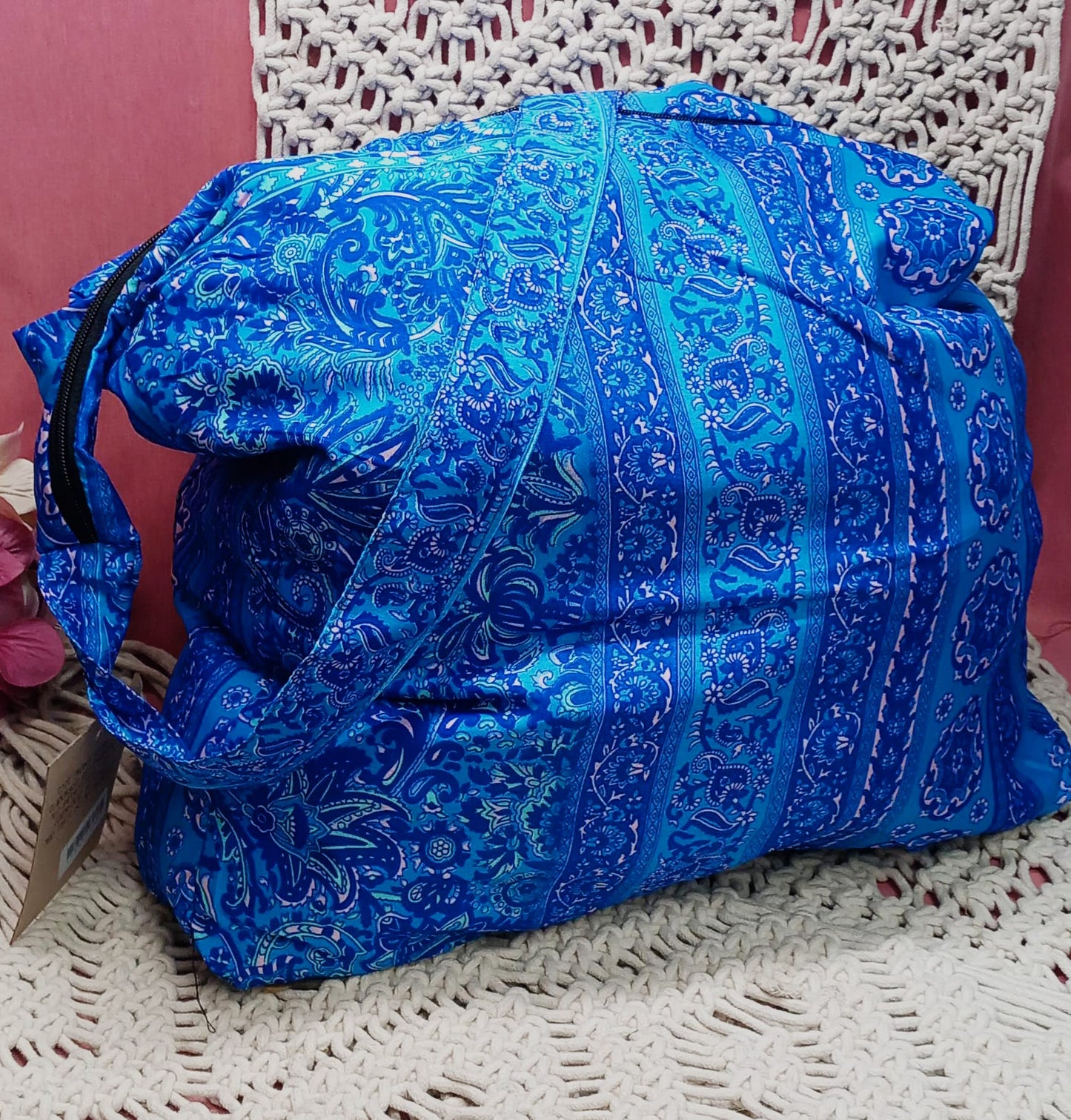 Bolso hecho a mano en India en seda saree de primera calidad.Ideal para escapada, fin de semana,playa,montaña, gimansio...Con cremallera.Modelo Agra Blue.