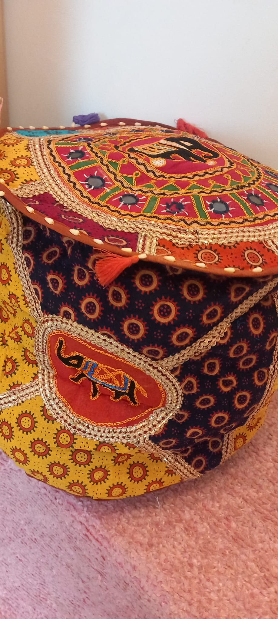 Puff con alma y mucho color en Patchwork Iro redondo 40cm aproximadamente.Envío Gratis sin pedido mínimo.