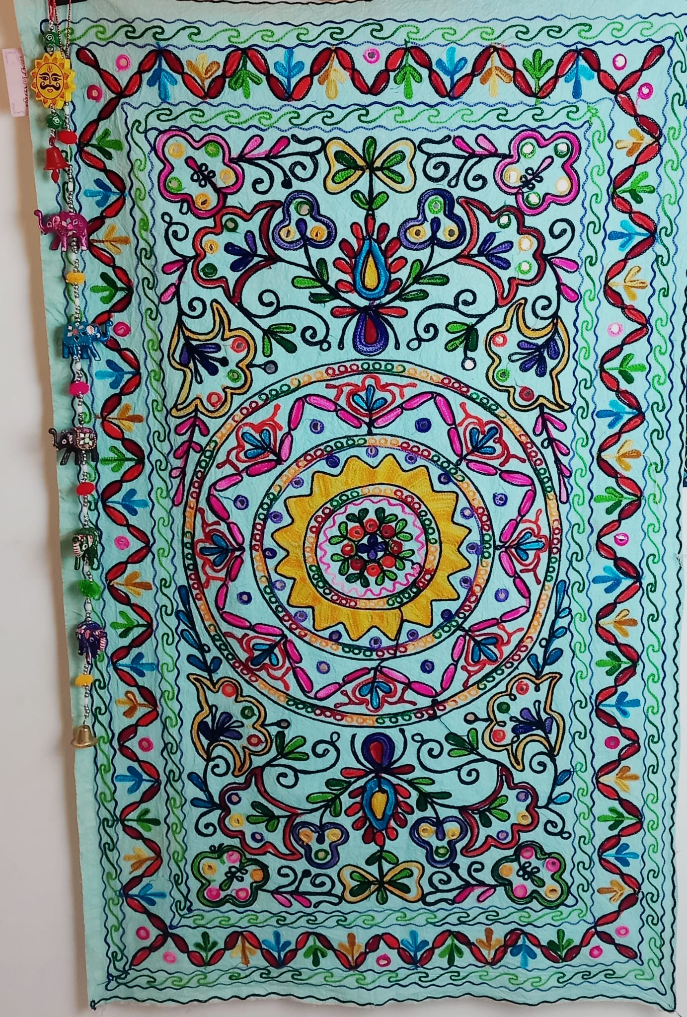 Tapiz Gora Mandala 75x120 bordado,una joya textil con alma bohemía hecha en India.Envío gratis sin pedido sin pedido mínimo.