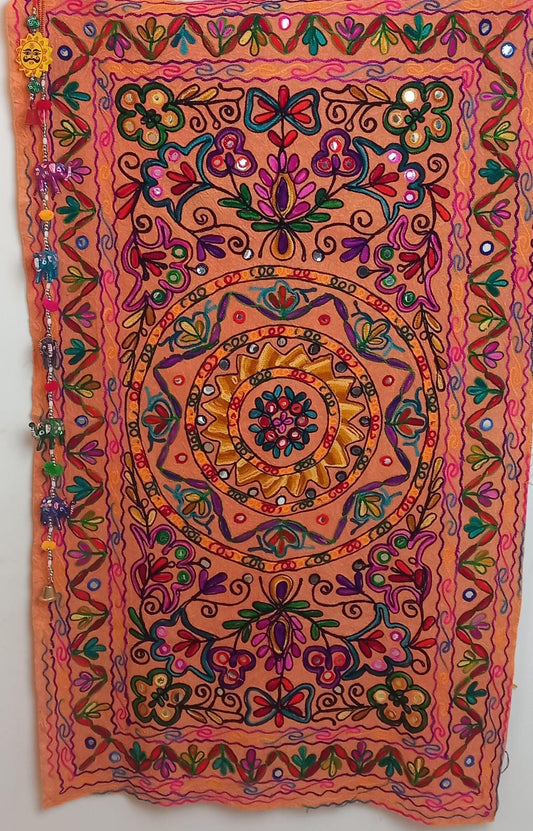 Tapiz Gora Mandala 75x120 bordado,una joya textil con alma bohemía hecha en India.Envío gratis sin pedido sin pedido mínimo.