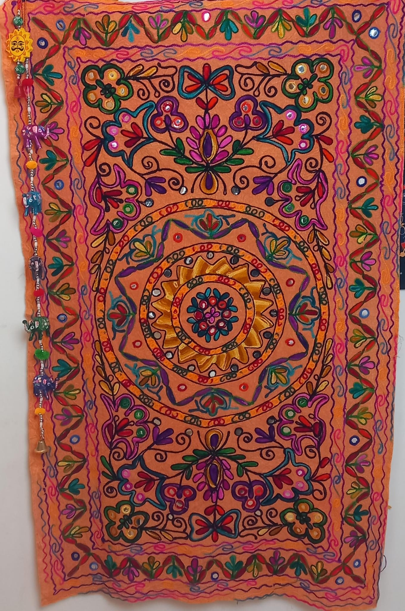 Tapiz Gora Mandala 75x120 bordado,una joya textil con alma bohemía hecha en India.Envío gratis sin pedido sin pedido mínimo.