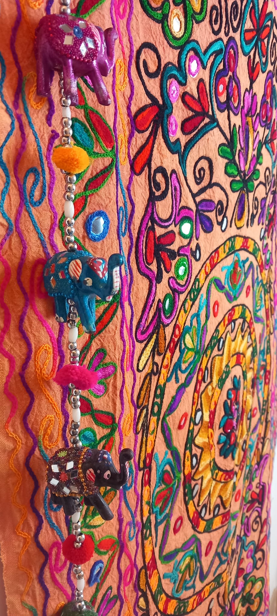 Tapiz Gora Mandala 75x120 bordado,una joya textil con alma bohemía hecha en India.Envío gratis sin pedido sin pedido mínimo.