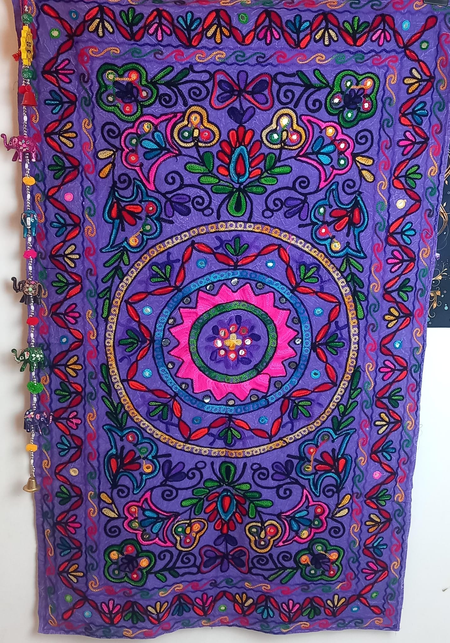 Tapiz Gora Mandala 75x120 bordado,una joya textil con alma bohemía hecha en India.Envío gratis sin pedido sin pedido mínimo.