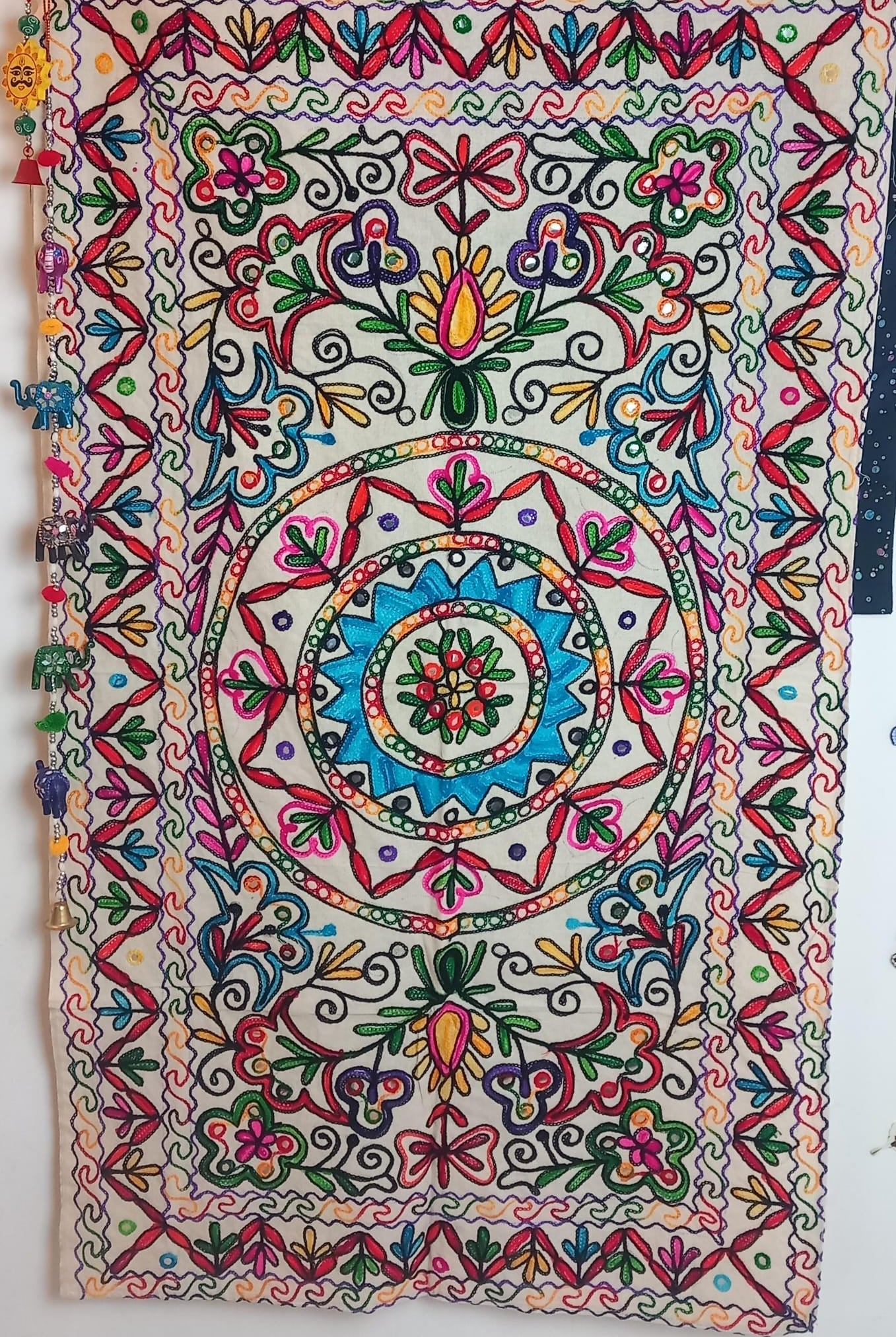 Tapiz Gora Mandala 75x120 bordado,una joya textil con alma bohemía hecha en India.Envío gratis sin pedido sin pedido mínimo.