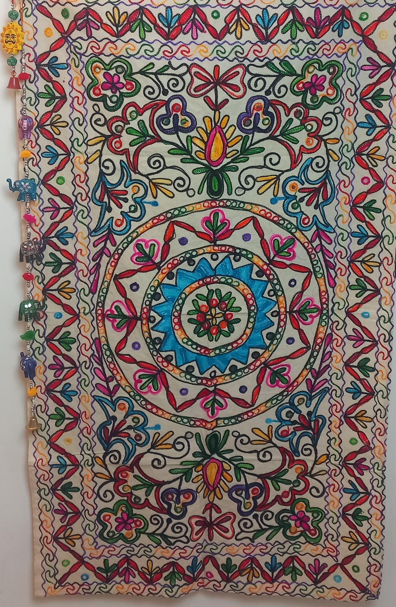 Tapiz Gora Mandala 75x120 bordado,una joya textil con alma bohemía hecha en India.Envío gratis sin pedido sin pedido mínimo.