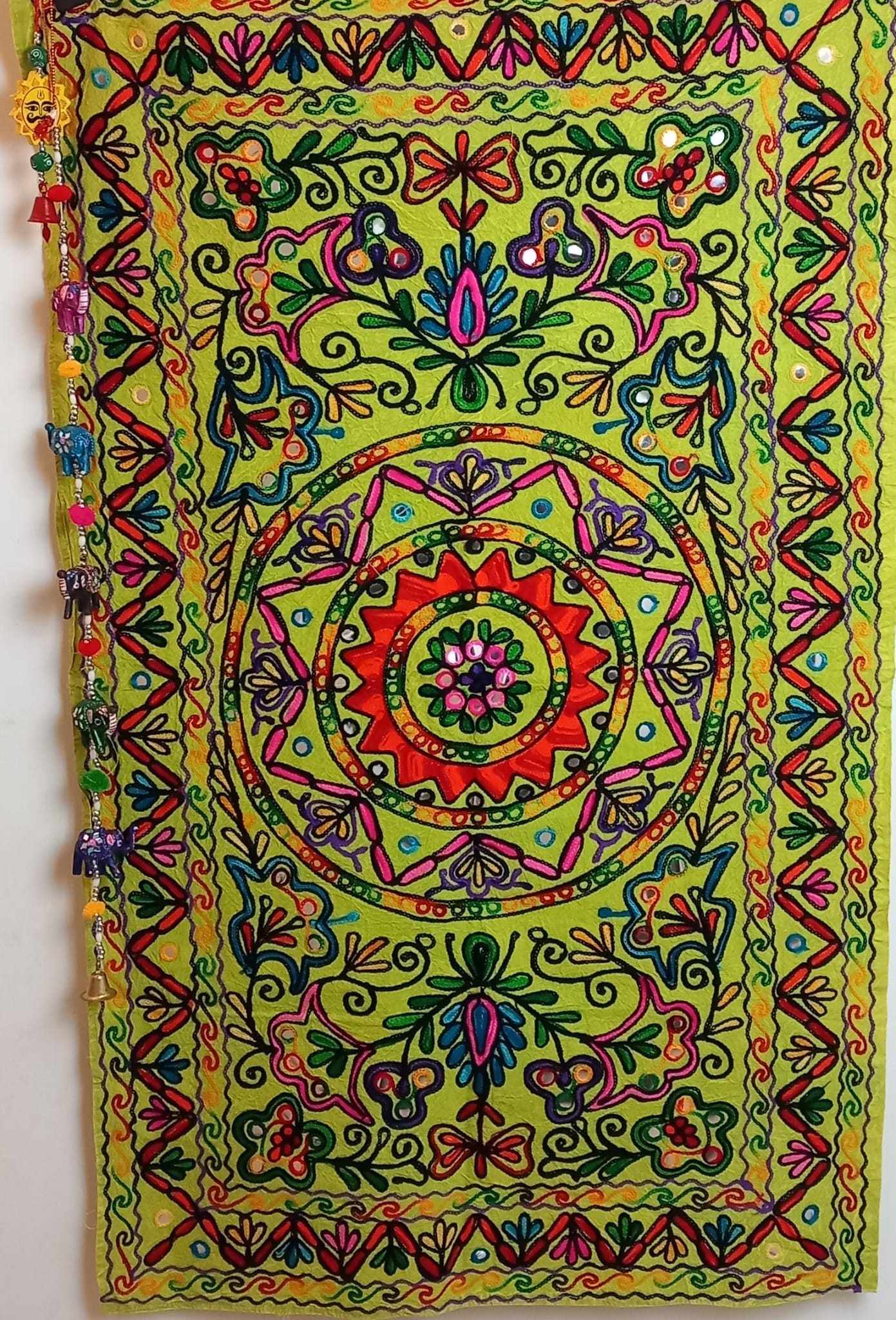 Tapiz Gora Mandala 75x120 bordado,una joya textil con alma bohemía hecha en India.Envío gratis sin pedido sin pedido mínimo.