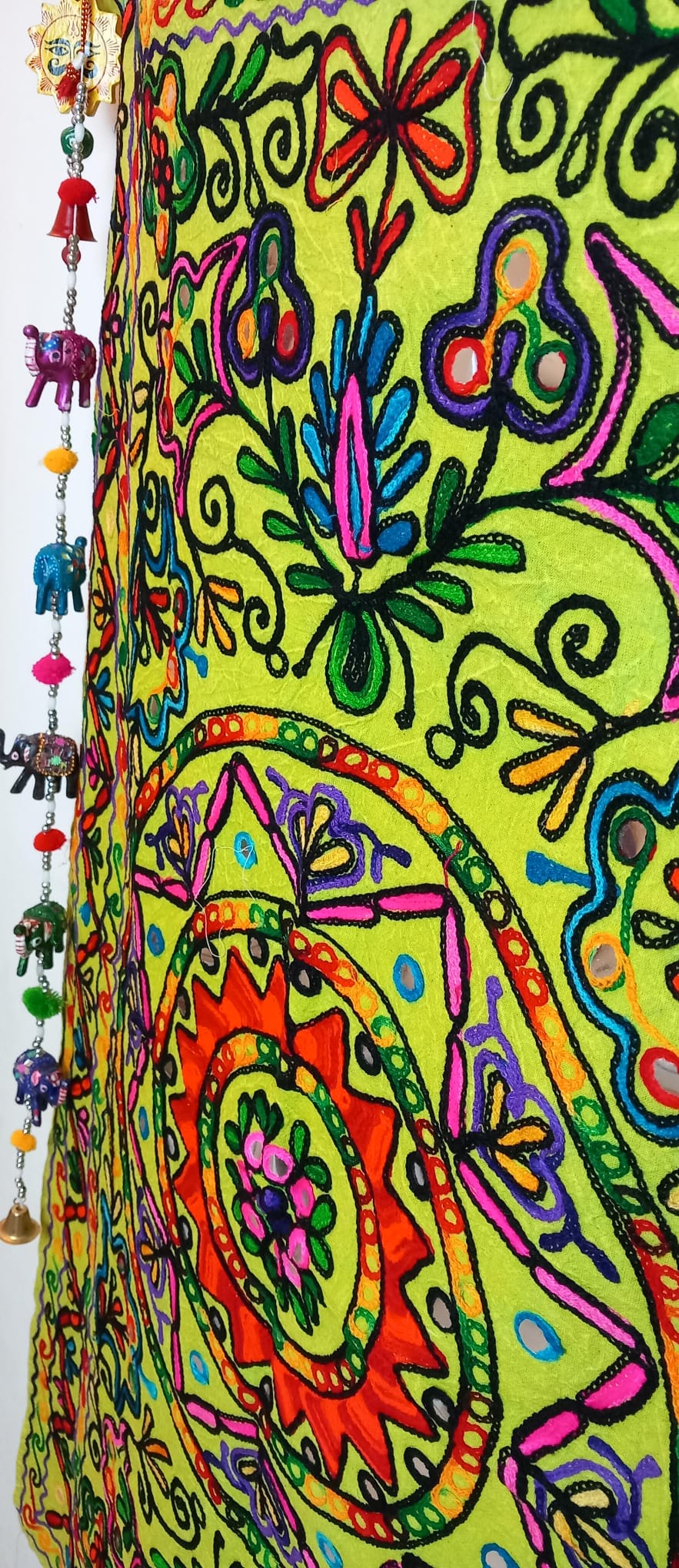 Tapiz Gora Mandala 75x120 bordado,una joya textil con alma bohemía hecha en India.Envío gratis sin pedido sin pedido mínimo.