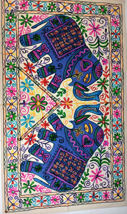 TAPIZ QUE ES UNA PIEZA ARTESANAL QUE TRANSMITE FUERZA Y BELLEZA EN CADA PUNTADA.90X130CM.