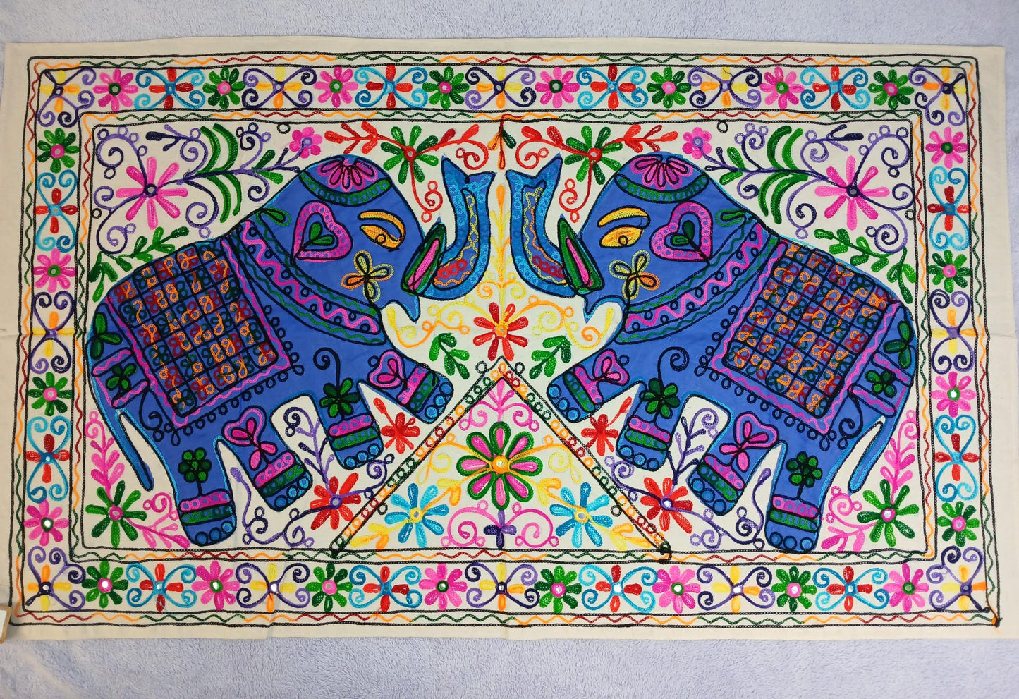 TAPIZ QUE ES UNA PIEZA ARTESANAL QUE TRANSMITE FUERZA Y BELLEZA EN CADA PUNTADA.90X130CM.