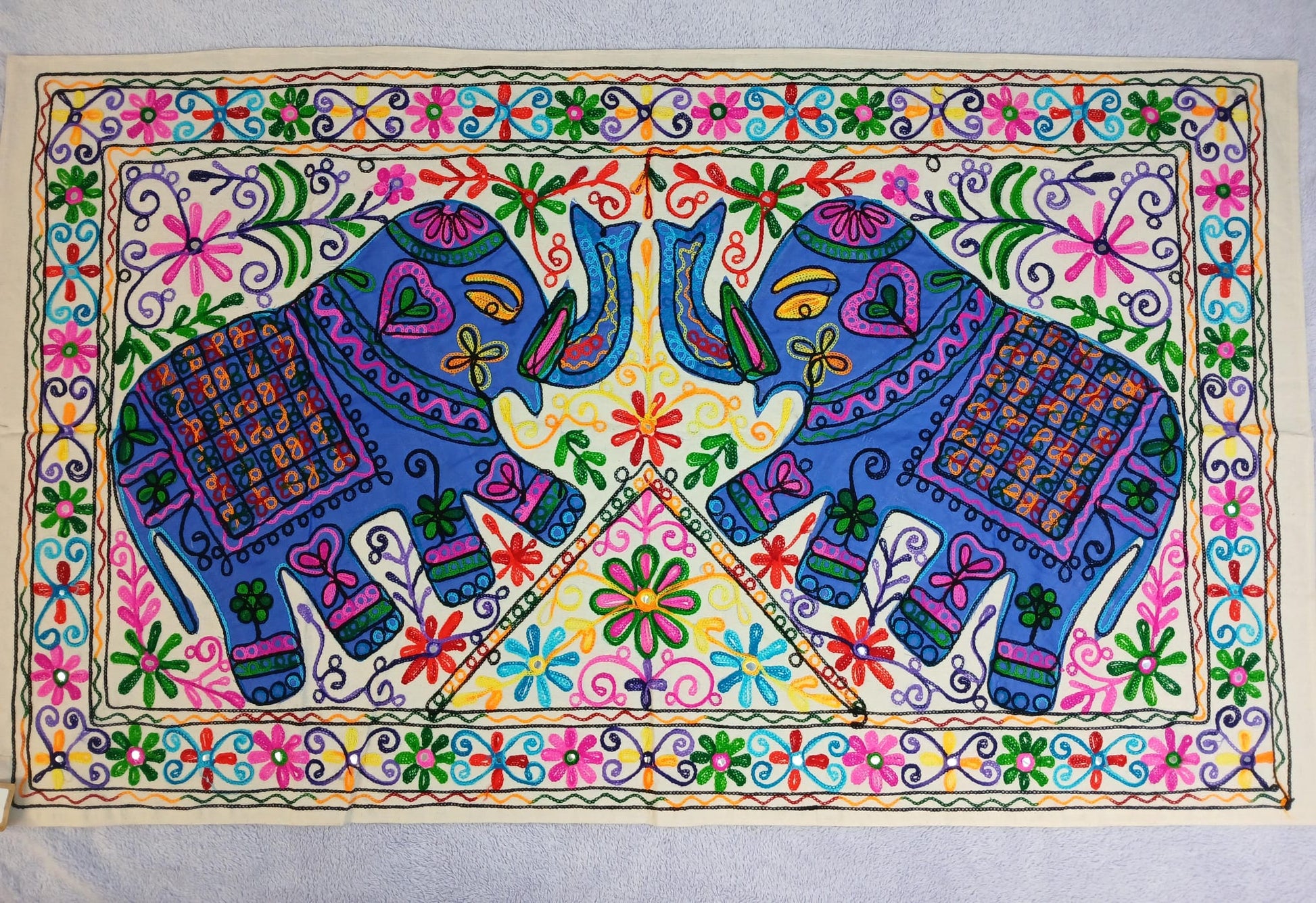 TAPIZ QUE ES UNA PIEZA ARTESANAL QUE TRANSMITE FUERZA Y BELLEZA EN CADA PUNTADA.90X130CM.