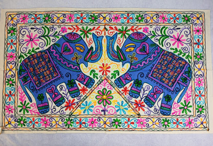 TAPIZ QUE ES UNA PIEZA ARTESANAL QUE TRANSMITE FUERZA Y BELLEZA EN CADA PUNTADA.90X130CM.