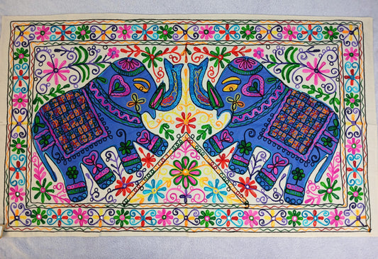 TAPIZ QUE ES UNA PIEZA ARTESANAL QUE TRANSMITE FUERZA Y BELLEZA EN CADA PUNTADA.90X130CM.