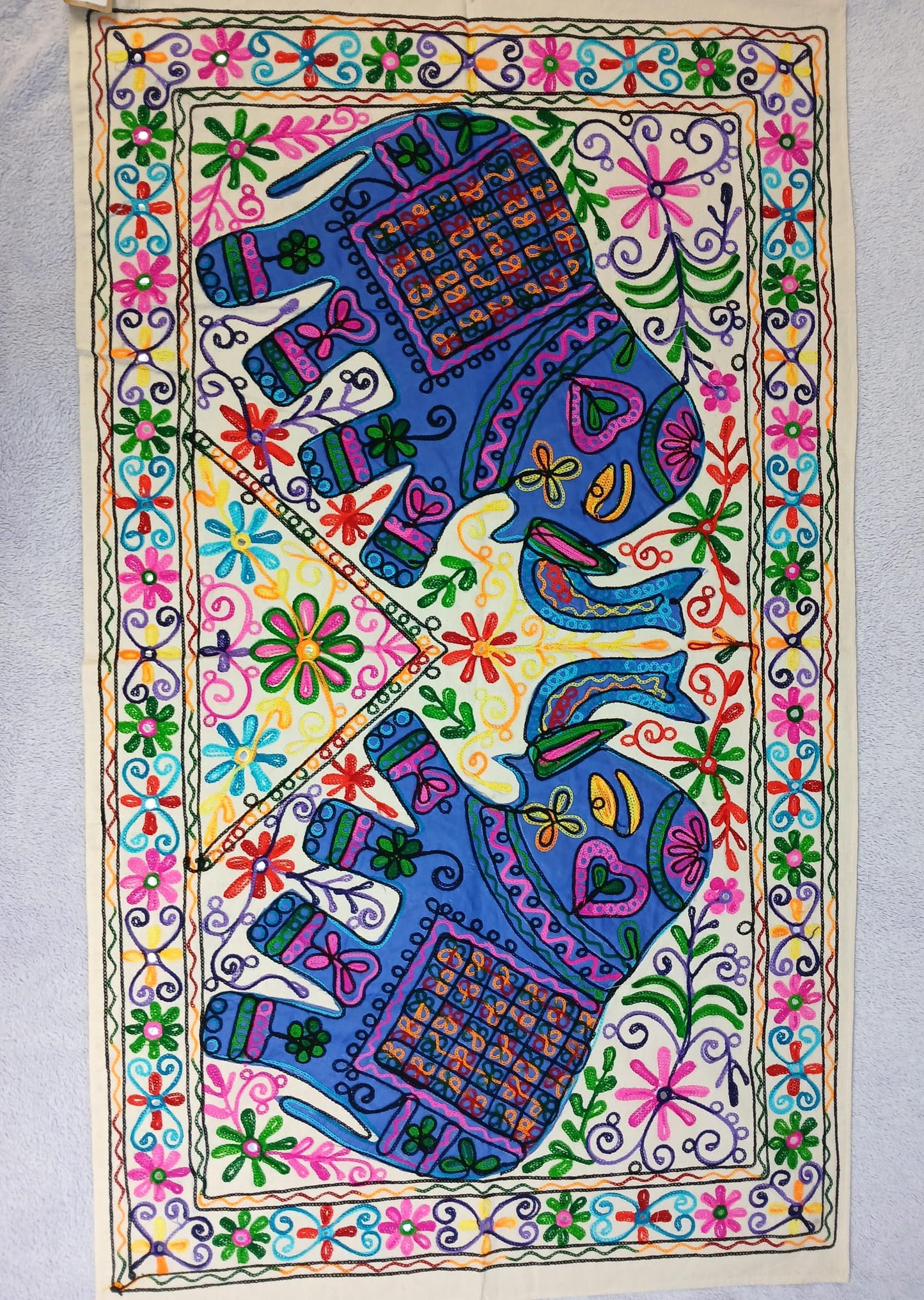 TAPIZ QUE ES UNA PIEZA ARTESANAL QUE TRANSMITE FUERZA Y BELLEZA EN CADA PUNTADA.90X130CM.