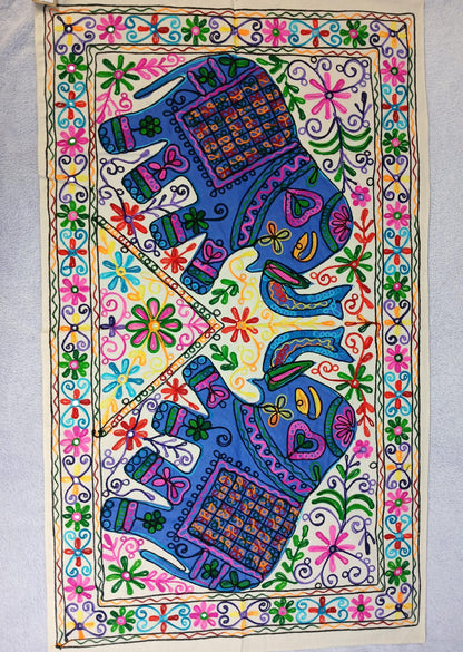 TAPIZ QUE ES UNA PIEZA ARTESANAL QUE TRANSMITE FUERZA Y BELLEZA EN CADA PUNTADA.90X130CM.