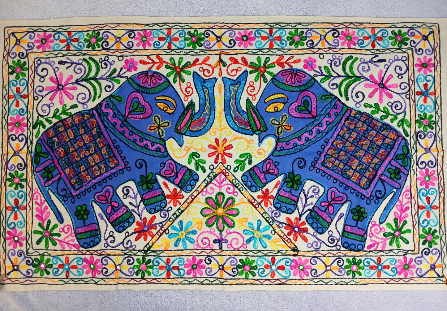 TAPIZ QUE ES UNA PIEZA ARTESANAL QUE TRANSMITE FUERZA Y BELLEZA EN CADA PUNTADA.90X130CM.