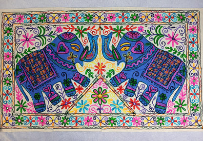 TAPIZ QUE ES UNA PIEZA ARTESANAL QUE TRANSMITE FUERZA Y BELLEZA EN CADA PUNTADA.90X130CM.