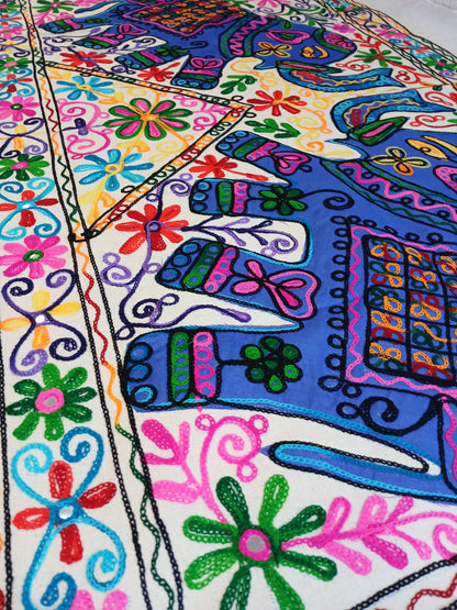 TAPIZ QUE ES UNA PIEZA ARTESANAL QUE TRANSMITE FUERZA Y BELLEZA EN CADA PUNTADA.90X130CM.