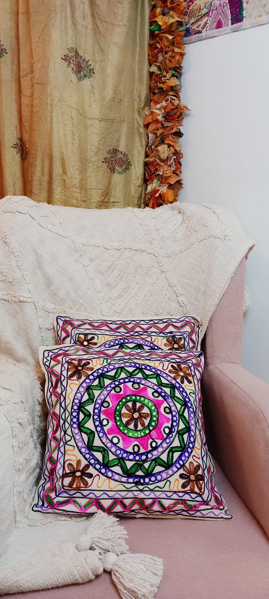 Fundas de Cojín artesanales con Mandala en algodón con bordados llenos de hisotrio y espejitos.ENVÍO GRATIS SIN PEDIDO MÍNMO.