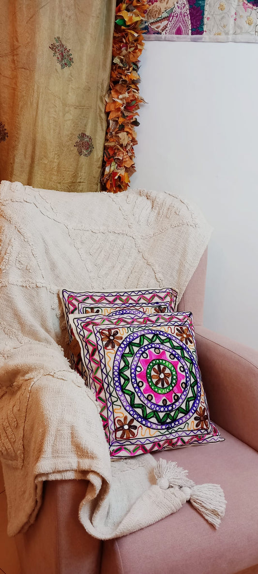 Fundas de Cojín artesanales con Mandala en algodón con bordados llenos de hisotrio y espejitos.ENVÍO GRATIS SIN PEDIDO MÍNMO.