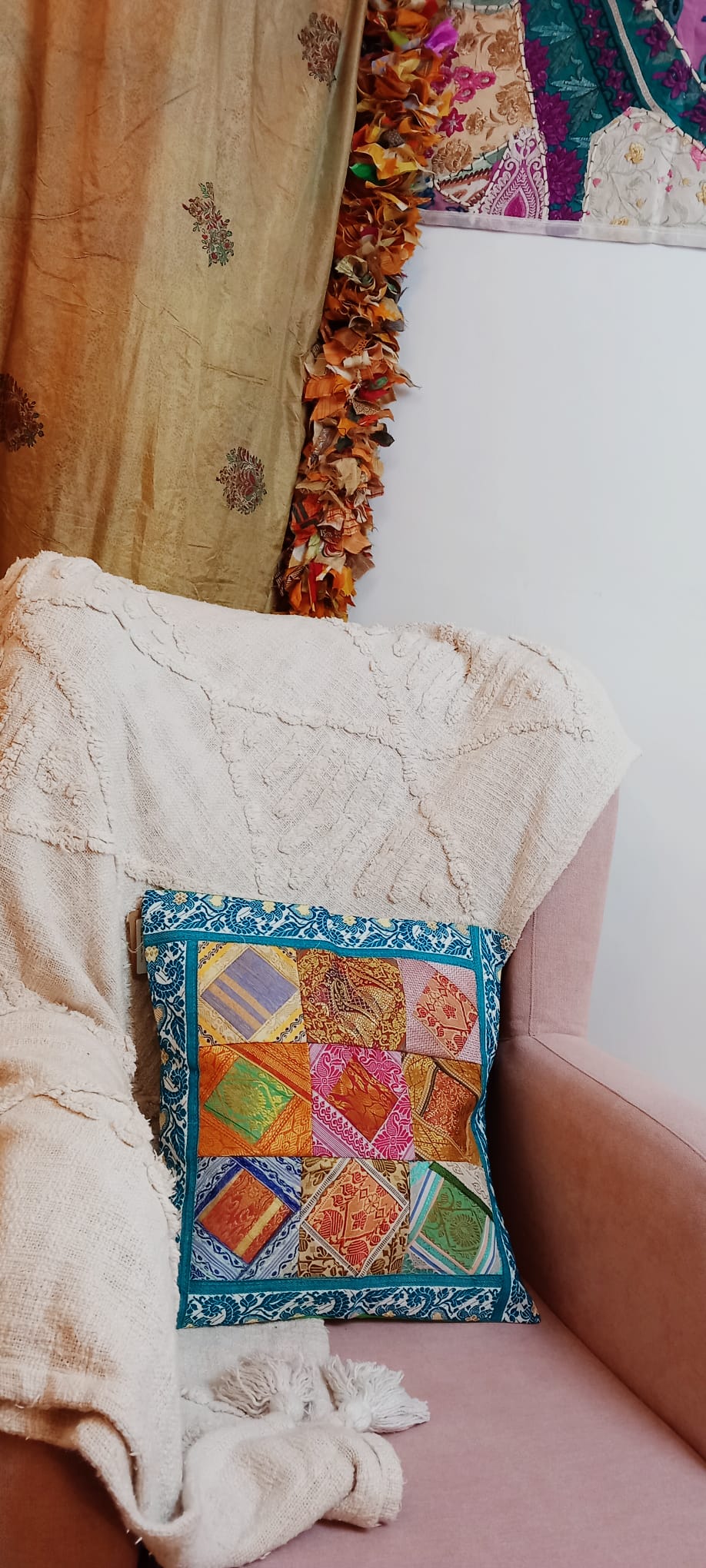 Funda de Cojín Patchwork Retales en un pieza única,perfecto para dar vida a rincones especiales.ENVÍO GRATIS SIN PEDIDO MÍNIMO.