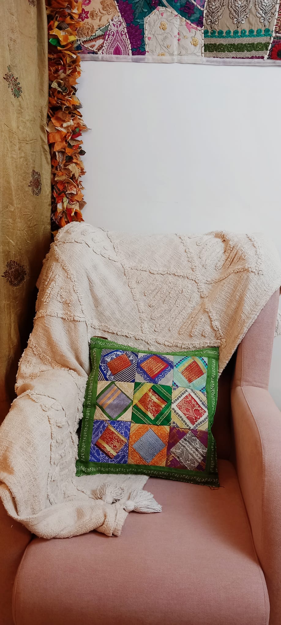 Funda de Cojín Patchwork Retales en un pieza única,perfecto para dar vida a rincones especiales.ENVÍO GRATIS SIN PEDIDO MÍNIMO.