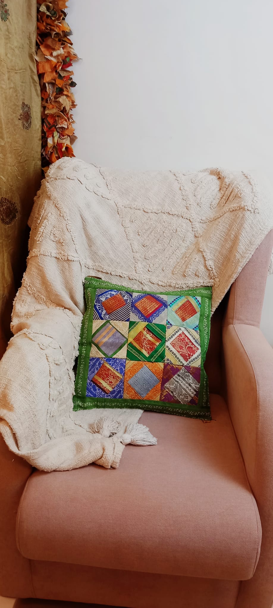 Funda de Cojín Patchwork Retales en un pieza única,perfecto para dar vida a rincones especiales.ENVÍO GRATIS SIN PEDIDO MÍNIMO.