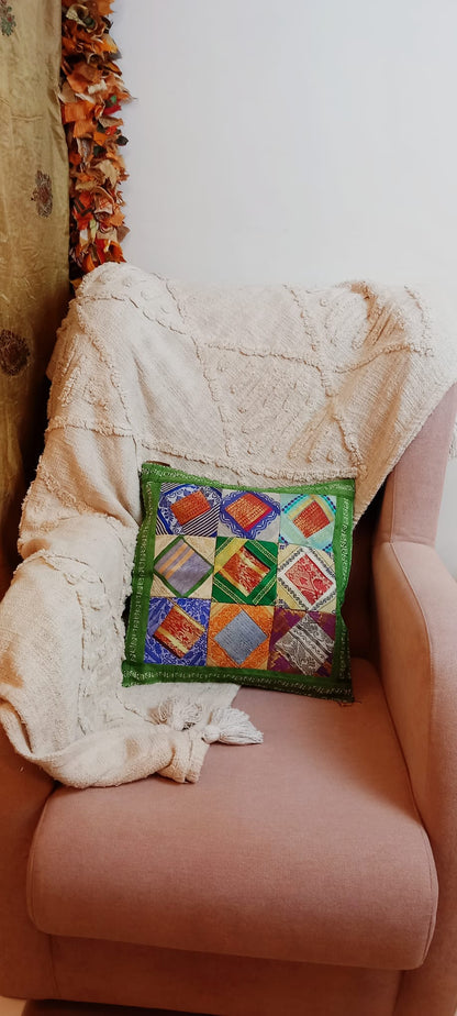Funda de Cojín Patchwork Retales en un pieza única,perfecto para dar vida a rincones especiales.ENVÍO GRATIS SIN PEDIDO MÍNIMO.