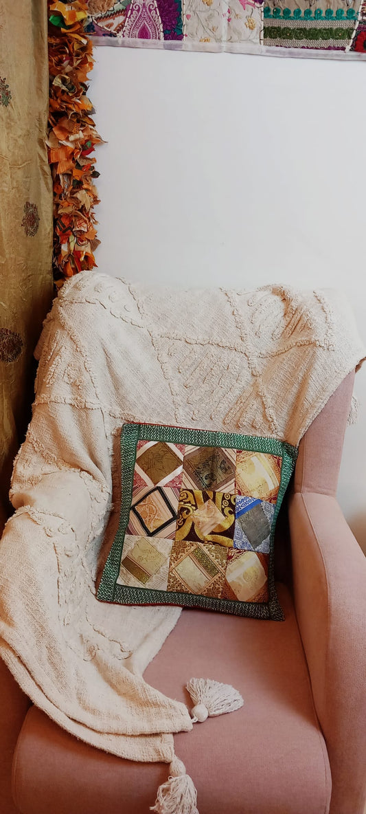 Funda de Cojín Patchwork Retales en un pieza única,perfecto para dar vida a rincones especiales.ENVÍO GRATIS SIN PEDIDO MÍNIMO.