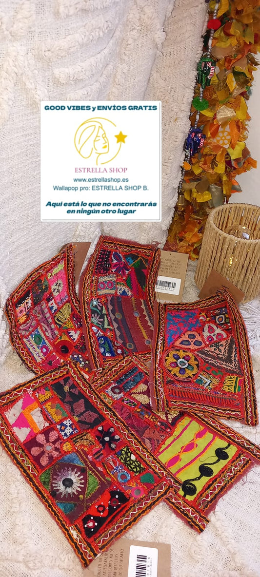 Piezas de historia transformadas en arte textil. Se trata de fragmentos de antiguos vestidos hindúes, elaborados con la increíble técnica de bordado Banjara. Cada pieza refleja la tradición de esta tribu nómada a través de coloridos hilos, puntadas geométricas, abalorios y pequeños espejos, creando composiciones únicas y llenas de significado. Su diseño patchwork lo convierte en un material versátil para personalizar y dar una nueva vida a prendas y accesorios.