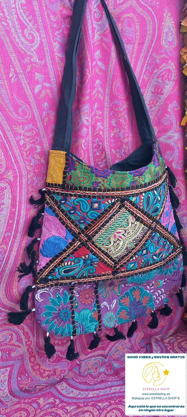 Un bolso con alma, significado y estilo único. El Bolso Agra Naya es una pieza artesanal elaborada a mano con retales seleccionados, fusionando colores, texturas y un diseño vibrante. Su bordado y patchwork con doble asa, convirtiéndolo en un accesorio que no solo complementa cualquier outfit, sino que también energía positiva. La doble asa de algodón permite llevarlo cómodamente al hombro, mientras que su cremallera garantiza seguridad en cada uso.