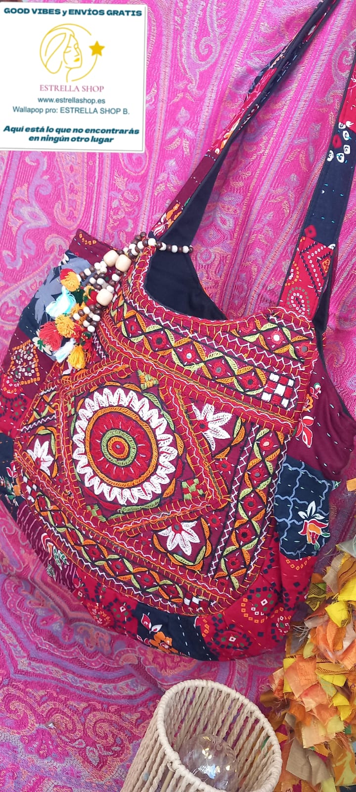 Un bolso tote con carácter y simbolismo. La Tote Bag Naya Mandala es una auténtica obra de arte portátil, elaborada a mano con una combinación única de texturas y colores vibrantes. Con abalorios y múltiples espejitos. Su bordado central con un mandala cautivador símbolo de protección y buena suerte, convirtiéndola en un accesorio que no solo complementa cualquier outfit, sino que también transmite energía positiva. Espaciosa, cómoda y versátil, es ideal para quienes buscan un toque especial en su día a día