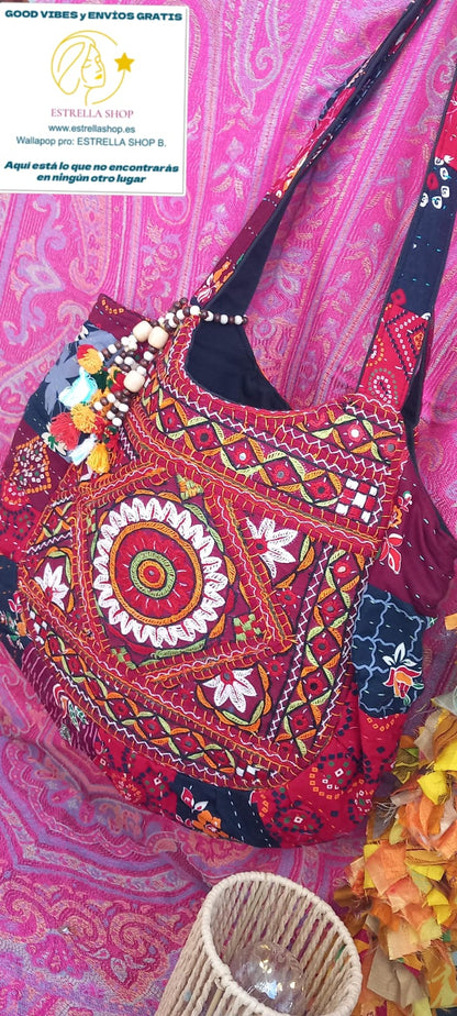 Un bolso tote con carácter y simbolismo. La Tote Bag Naya Mandala es una auténtica obra de arte portátil, elaborada a mano con una combinación única de texturas y colores vibrantes. Con abalorios y múltiples espejitos. Su bordado central con un mandala cautivador símbolo de protección y buena suerte, convirtiéndola en un accesorio que no solo complementa cualquier outfit, sino que también transmite energía positiva. Espaciosa, cómoda y versátil, es ideal para quienes buscan un toque especial en su día a día