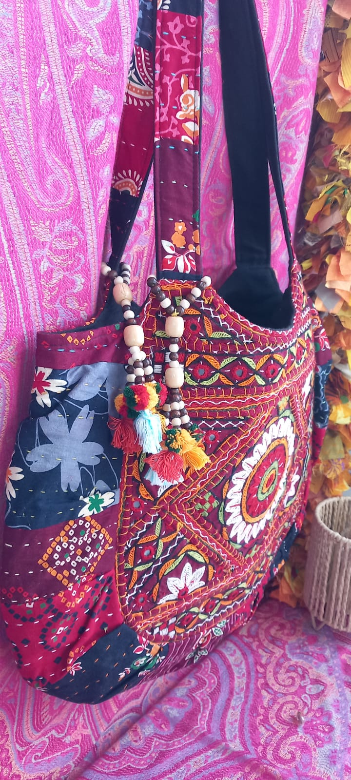 BOLSO TOTE BAG NAYA MANDALA UNA OBRA DE ARTE PORTÁTIL HECHA A MANO CON ENVÍO GRATIS SIN PEDIDO MÍNIMO.