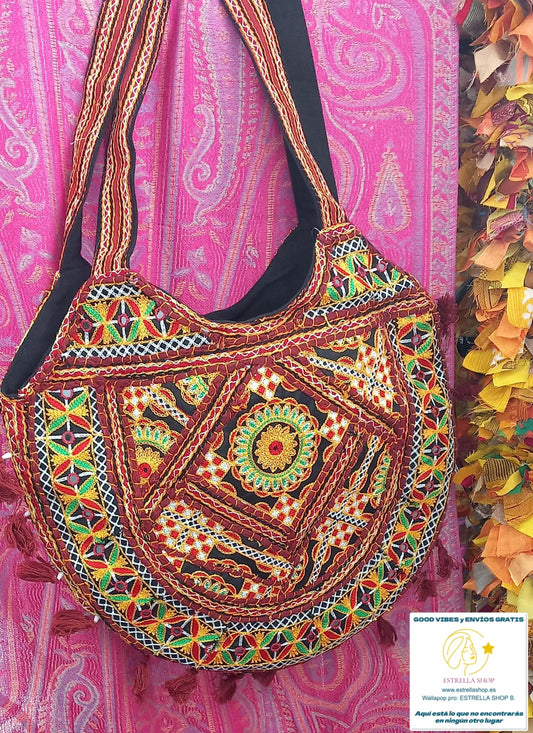 El bolso Frame Iro Jaipur es una pieza original, amplia y con carácter, ideal para ofrecer un toque de exclusividad y color en tu vida. Su diseño tipo capazo destaca por su gran capacidad y su estampado floral bordado con hilos de colores sobre una base negra, creando un contraste vibrante y único. Cuenta con dos asas cómodas para llevar al hombro, cierre de cremallera y bolsillo interior, combinando funcionalidad y estilo. Cada bolso es único, garantizando que sólo ofrecemos productos auténticos, con perso