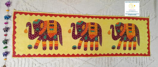 Aporta a tu selección de hogar una pieza original que transforma cualquier espacio en una experiencia visual única. Esta pieza textil destaca por su fuerte identidad artesanal y su estética boho, ideal para ambientes que necesitan productos con alma y alto valor percibido. Cada unidad es exclusiva, pensada para enamorar con su riqueza decorativa y su carácter auténtico. Una propuesta que marca diferenciación, impulsa el éxito en el espacio y posiciona tu rincón como referente en artesanía especial.

Caracte